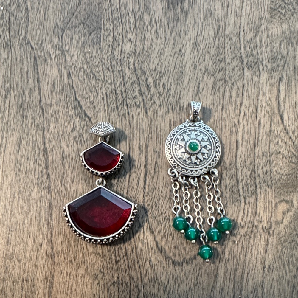 Set of two pendents
